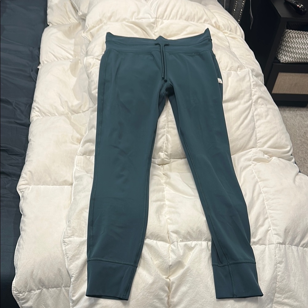 Vuori teal legging with Streamlined Silhouette